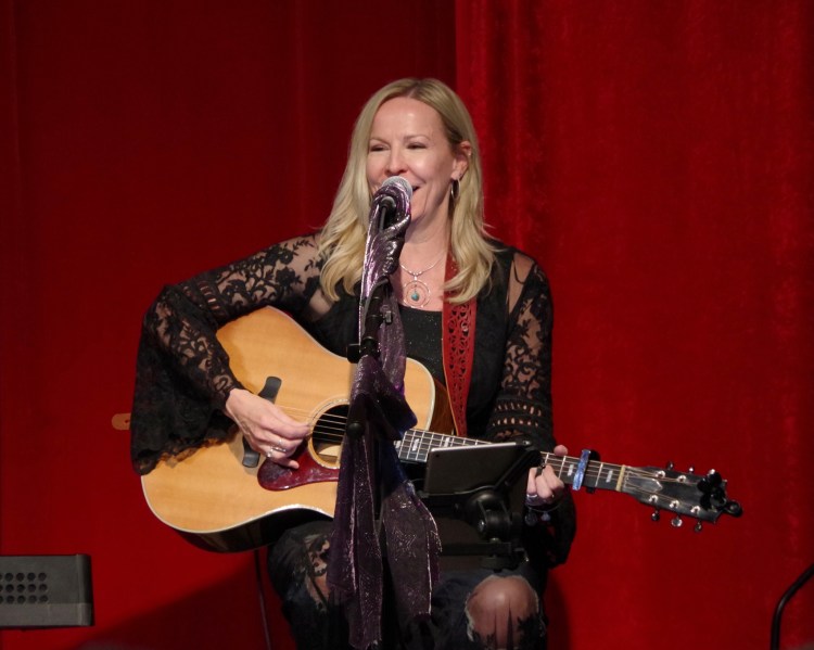 julianne-ankley-live